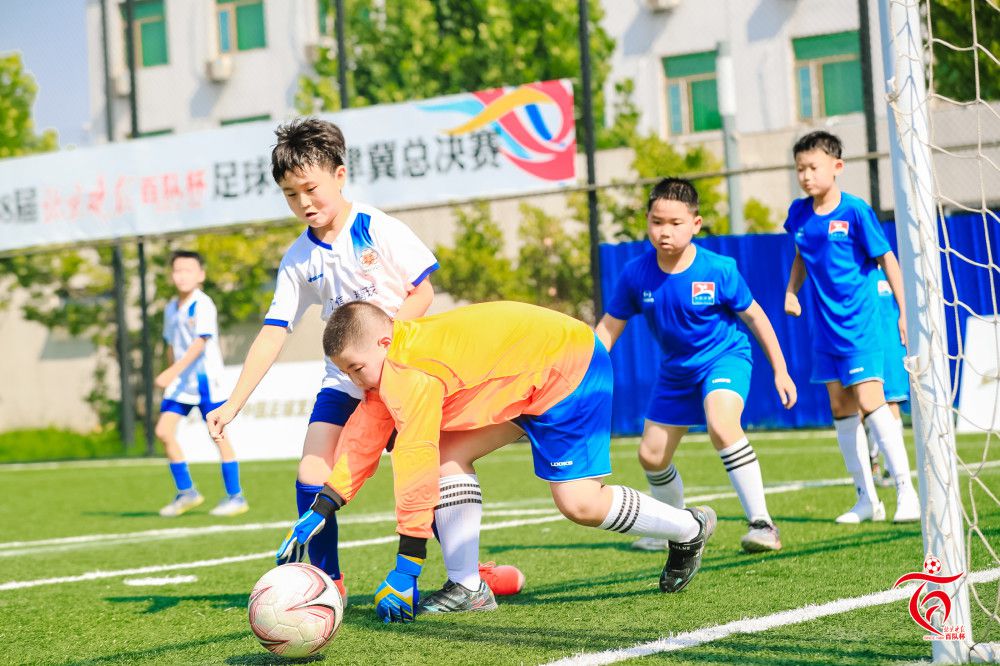 片中他与杰克;布莱克、凯伦;吉兰、凯文;哈特三位继续默契配合，发挥特长协力互助，闯过一重重充满危机的致命关卡，躲过一群群凶猛可怕的巨型怪兽，再次挑战通关神话